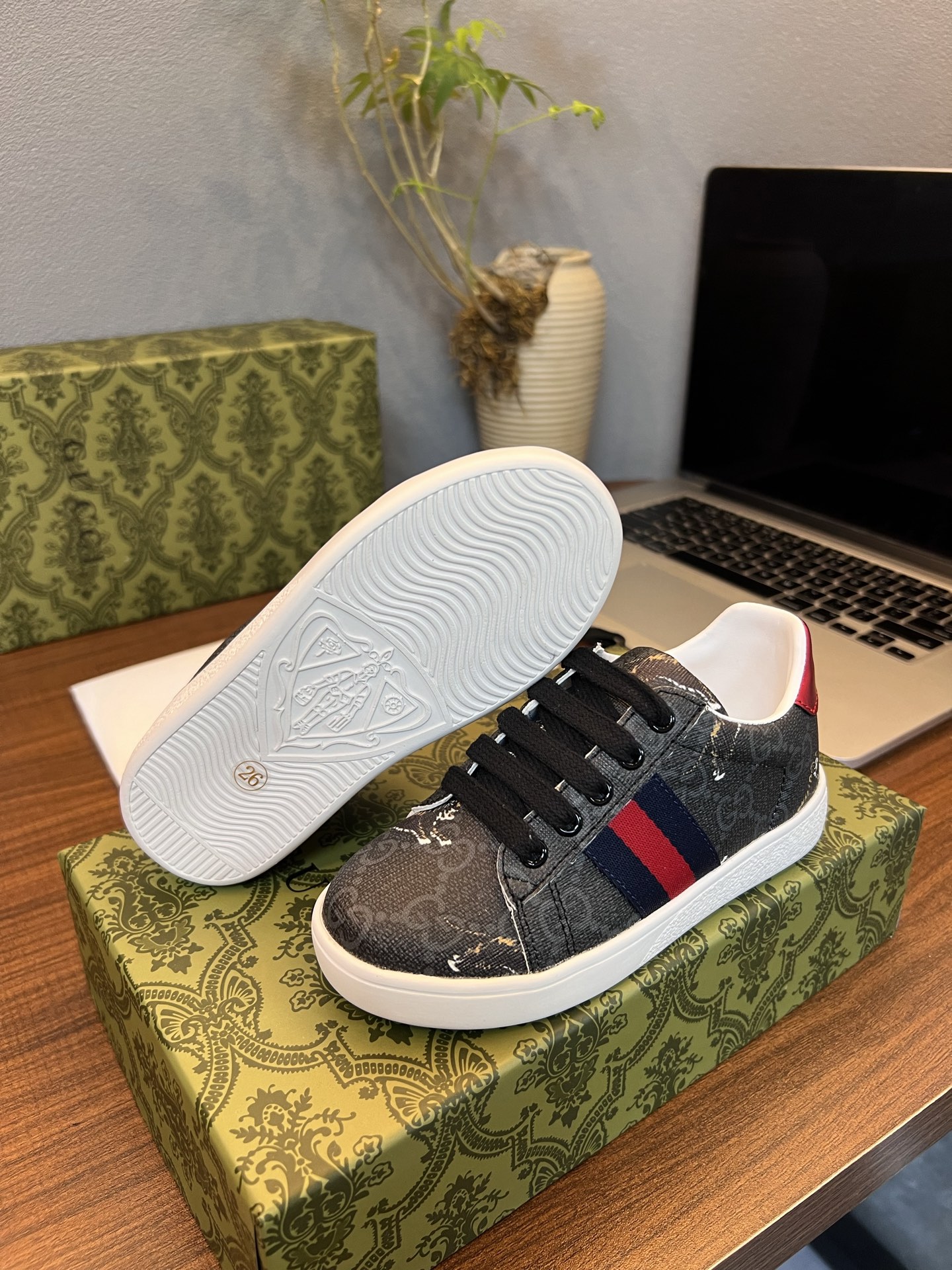 Children's shoes child
